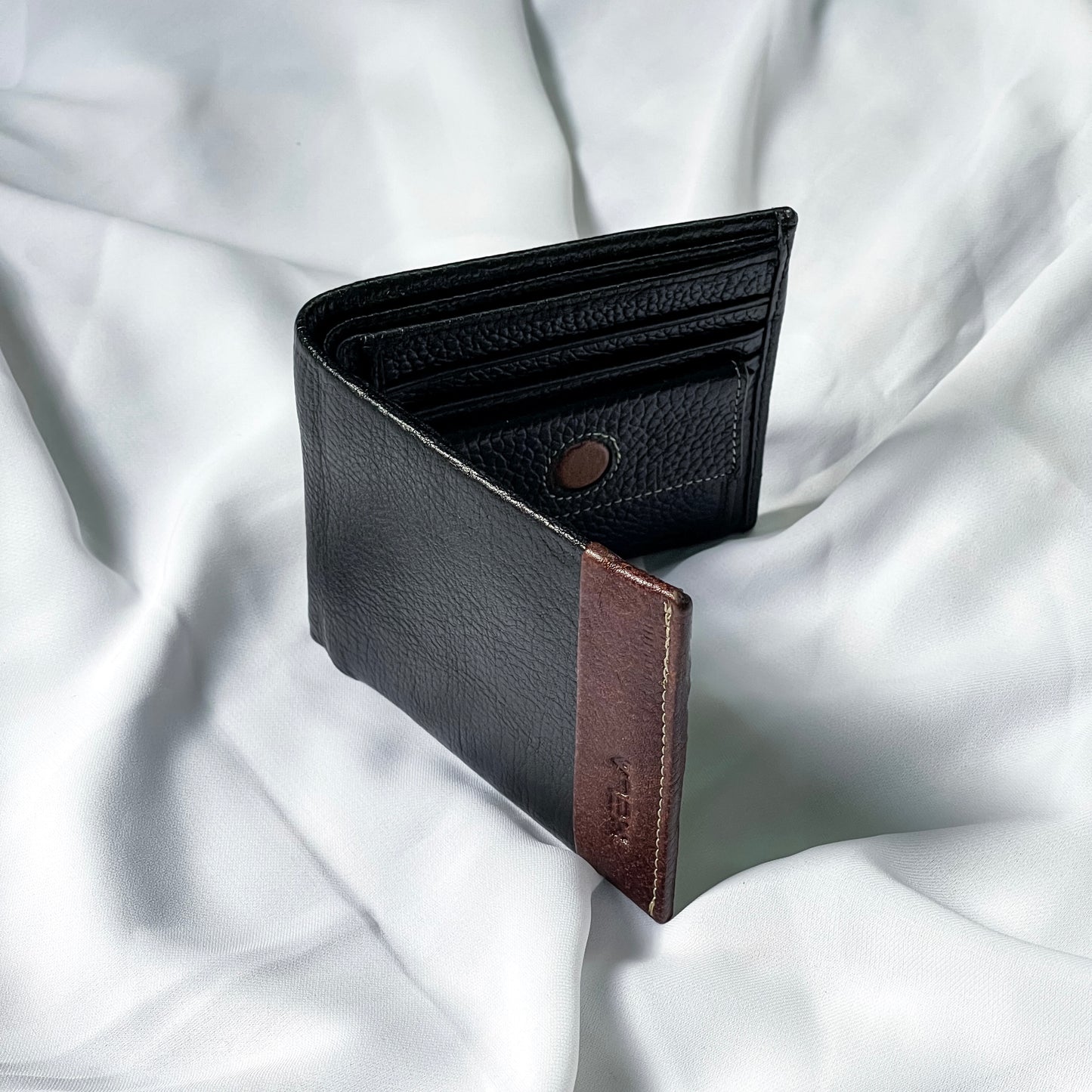 Leo Bifold Wallet (Black)